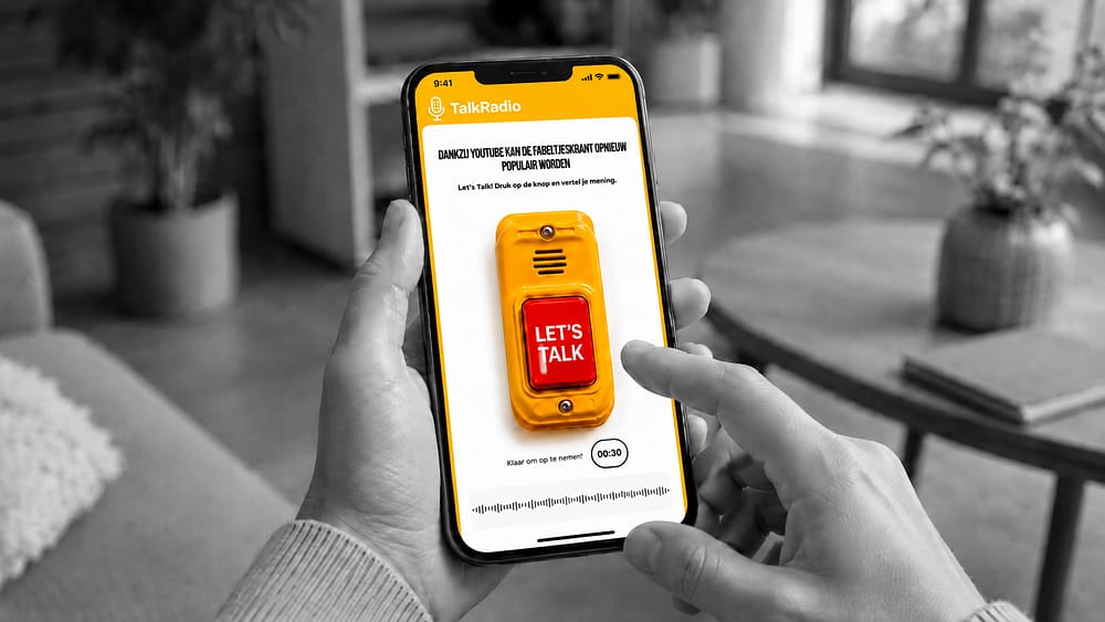 Smartphone met de Let's Talk-knop van TalkRadio