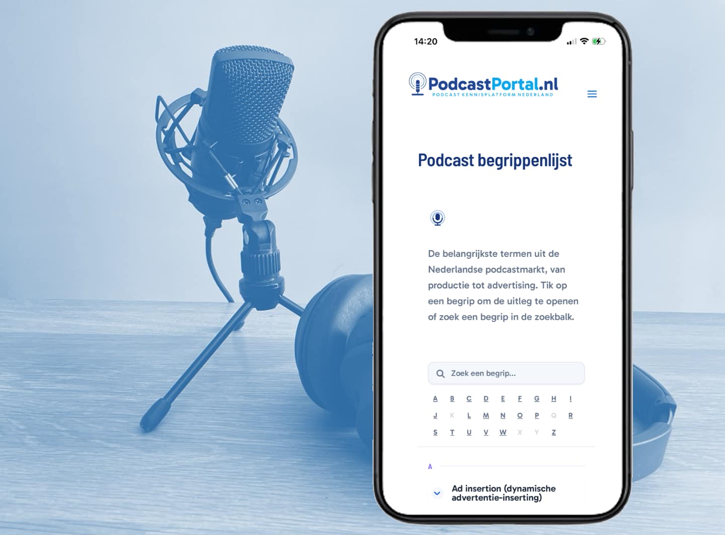 Smartphone met de Podcast begrippenlijst van PodcastPortal.nl naast een microfoon
