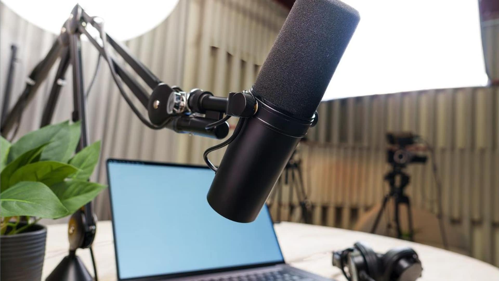 Podcastmicrofoon aan een arm voor een laptop in een studio
