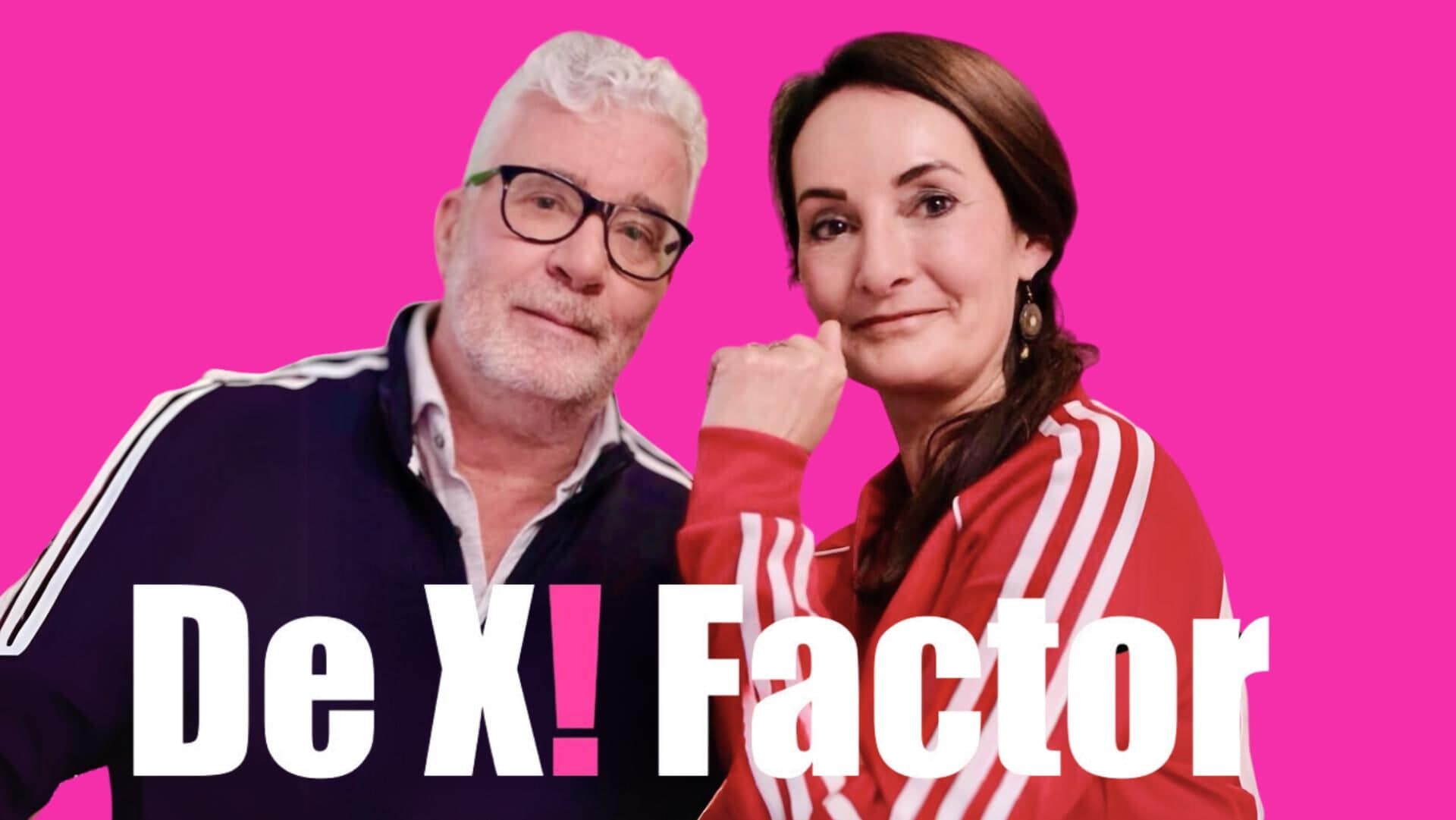 Ton F. van Dijk en Esther van Fenema bij het logo van de podcast De X!Factor